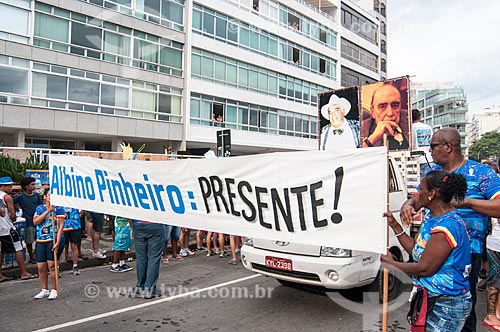  Faixa com os dizeres: Albino Pinheiro Presente - fundador do bloco de carnaval de rua Banda de Ipanema - durante o desfile do bloco de carnaval de rua Banda de Ipanema  - Rio de Janeiro - Rio de Janeiro (RJ) - Brasil
