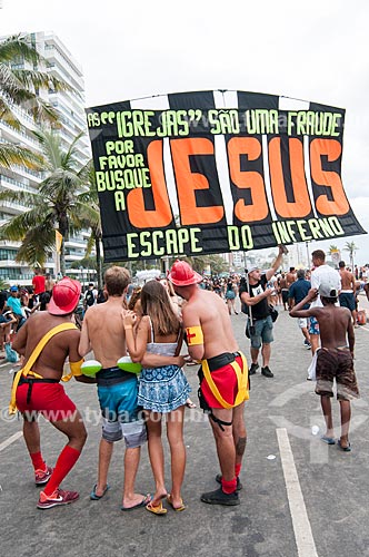  Faixa com mensagem religiosa na Avenida Vieira Souto durante o desfile do bloco de carnaval de rua Banda de Ipanema  - Rio de Janeiro - Rio de Janeiro (RJ) - Brasil