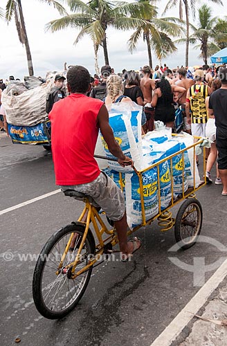  Entregador de gelo na Avenida Vieira Souto durante o desfile do bloco de carnaval de rua Banda de Ipanema  - Rio de Janeiro - Rio de Janeiro (RJ) - Brasil