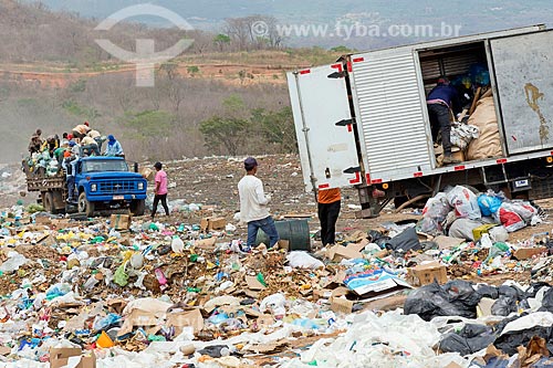  Descarregamento de caminhão de lixo no lixão na cidade de Barbalha  - Barbalha - Ceará (CE) - Brasil