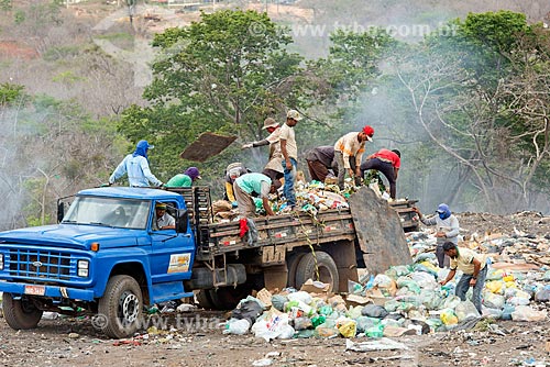  Descarregamento de caminhão de lixo no lixão na cidade de Barbalha  - Barbalha - Ceará (CE) - Brasil