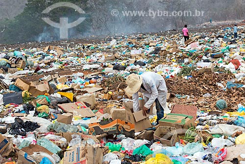  Catadores no lixão na cidade de Barbalha  - Barbalha - Ceará (CE) - Brasil