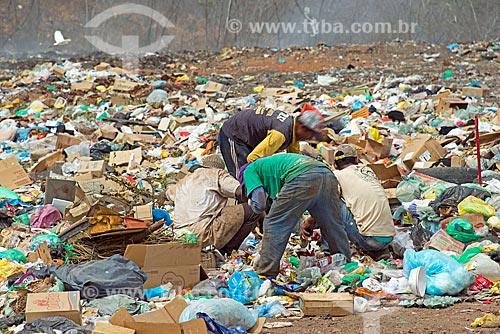  Catadores no lixão na cidade de Barbalha  - Barbalha - Ceará (CE) - Brasil
