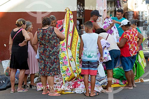  Vendedor ambulante de tecidos e toalhas mostrando sua mercadoria  - Juazeiro do Norte - Ceará (CE) - Brasil