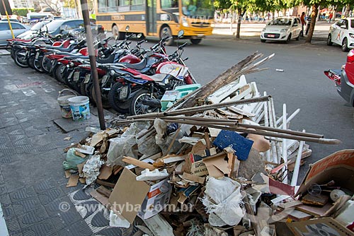  Detalhe de lixo e entulho descartado irregularmente próximo à Praça Padre Cícero  - Juazeiro do Norte - Ceará (CE) - Brasil