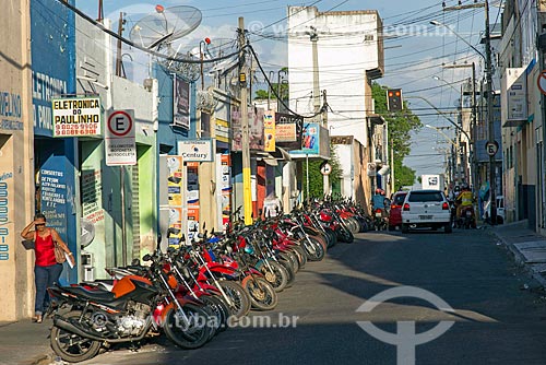  Estacionamento de motos em rua comercial próximo à Praça Padre Cícero  - Juazeiro do Norte - Ceará (CE) - Brasil
