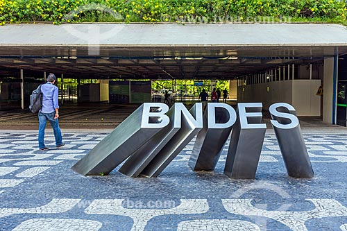  Logotipo do Banco Nacional de Desenvolvimento Econômico e Social (BNDES) em frente à sede  - Rio de Janeiro - Rio de Janeiro (RJ) - Brasil