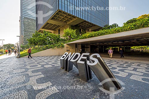 Logotipo com o edifício sede do Banco Nacional de Desenvolvimento Econômico e Social (BNDES) ao fundo  - Rio de Janeiro - Rio de Janeiro (RJ) - Brasil