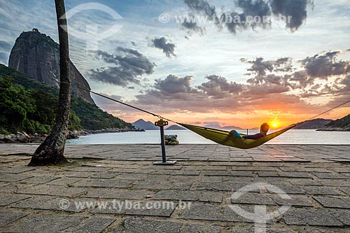  Homem observando a vista do amanhecer na Praia Vermelha  - Rio de Janeiro - Rio de Janeiro (RJ) - Brasil