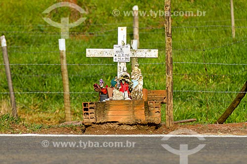  Detalhe de crucifixo em homenagem a vítima de acidente no acostamento do Rodovia MG-353 entre as cidades de Guarani e Pirauba  - Guarani - Minas Gerais (MG) - Brasil