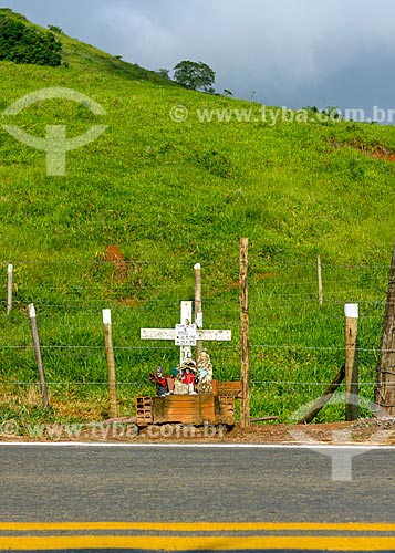  Detalhe de crucifixo em homenagem a vítima de acidente no acostamento do Rodovia MG-353 entre as cidades de Guarani e Pirauba  - Guarani - Minas Gerais (MG) - Brasil