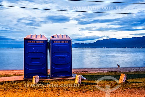  Banheiros químicos na Praia da Tapera durante o anoitecer  - Florianópolis - Santa Catarina (SC) - Brasil
