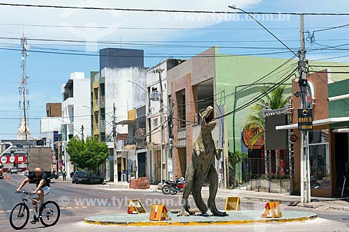  Rotatória com réplica de dinossauro no centro da cidade de Sousa  - Sousa - Paraíba (PB) - Brasil