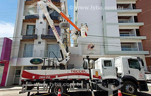  Funcionários do Grupo Energisa - concessionária de serviços de transmissão de energia - fazendo a manutenção da rede elétrica  - Sousa - Paraíba (PB) - Brasil