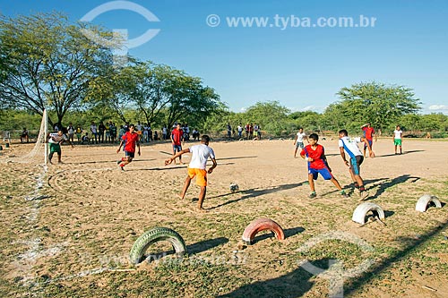  Alunos da Comunidade Camaleão na aldeia da Tribo Truká jogando futebol depois da aula  - Cabrobó - Pernambuco (PE) - Brasil
