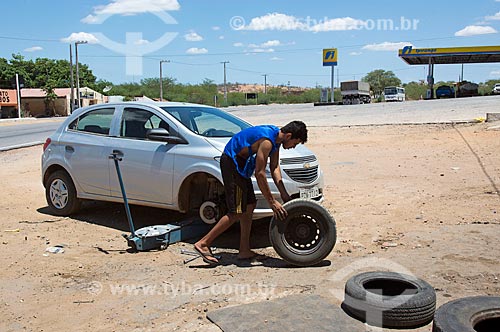  Borracheiro trocando pneu de carro  - Floresta - Pernambuco (PE) - Brasil