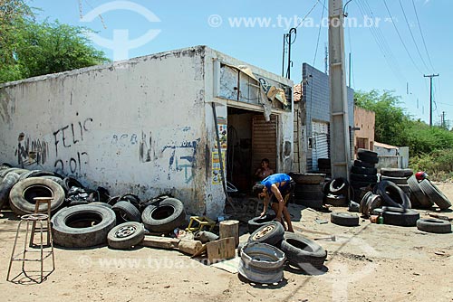  Borracheiro consertando furo em pneu de carro  - Floresta - Pernambuco (PE) - Brasil