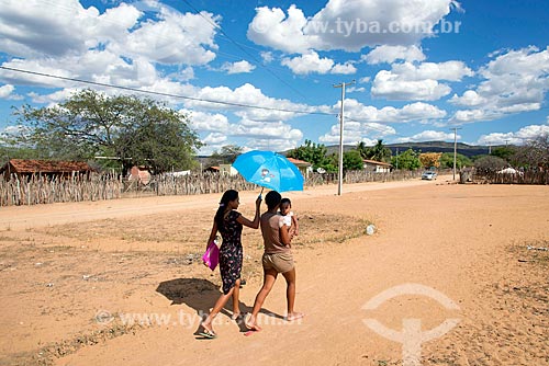  Índias na aldeia Travessão do Ouro da Tribo Pipipãs protegendo bebê do sol com sombrinha  - Floresta - Pernambuco (PE) - Brasil