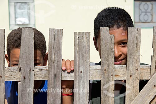  Detalhe de meninos da aldeia Travessão do Ouro da Tribo Pipipãs  - Floresta - Pernambuco (PE) - Brasil