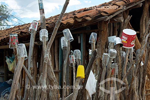  Copos secando ao sol na aldeia Travessão do Ouro da Tribo Pipipãs  - Floresta - Pernambuco (PE) - Brasil