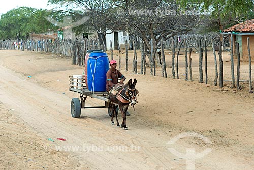 Índio da aldeia Travessão do Ouro da Tribo Pipipãs transportando água em carroça  - Floresta - Pernambuco (PE) - Brasil