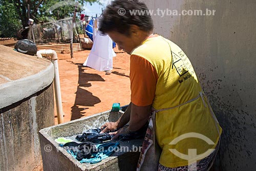  Mulher lavando roupas  - Santa Cruz da Baixa Verde - Pernambuco (PE) - Brasil