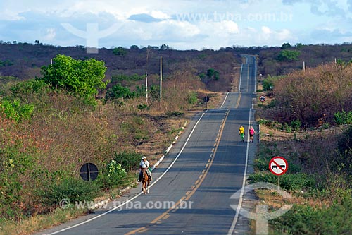  Homem à cavalo no acostamento da Rodovia CE-384  - Mauriti - Ceará (CE) - Brasil
