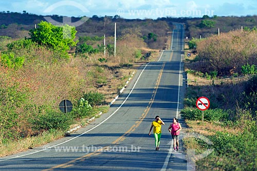  Pedestres no acostamento da Rodovia CE-384  - Mauriti - Ceará (CE) - Brasil