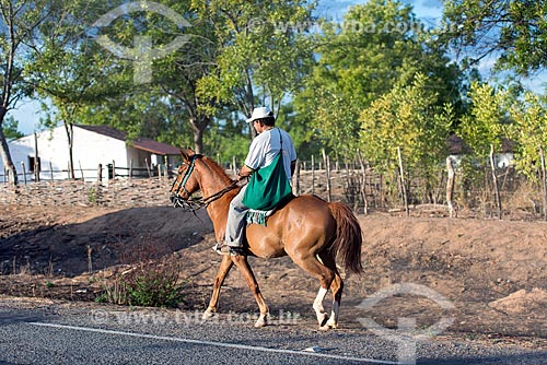  Homem à cavalo no acostamento da Rodovia CE-384  - Mauriti - Ceará (CE) - Brasil