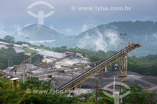  Mineradora com a Rodovia BR-040 ao fundo  - Petrópolis - Rio de Janeiro (RJ) - Brasil