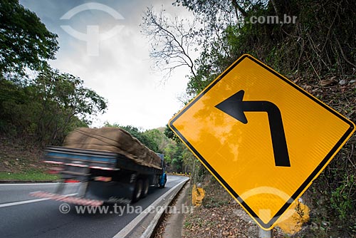  Caminhão na Rodovia Presidente Dutra (BR-116)  - Rio de Janeiro - Rio de Janeiro (RJ) - Brasil