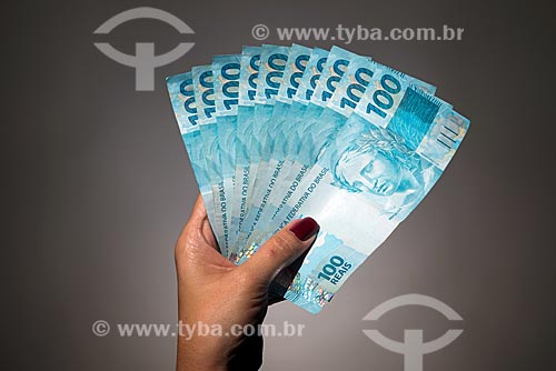  Mão segurando notas de 100 reais  - Rio de Janeiro - Rio de Janeiro (RJ) - Brasil