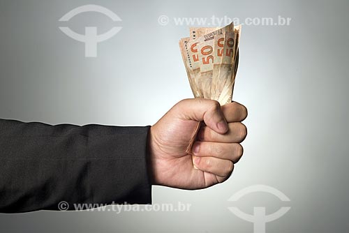  Mão segurando notas de 50 reais  - Rio de Janeiro - Rio de Janeiro (RJ) - Brasil