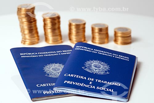 Moeda Brasileira - Real - moedas de 1 real empilhadas com carteira de trabalho
  - Rio de Janeiro - Rio de Janeiro (RJ) - Brasil