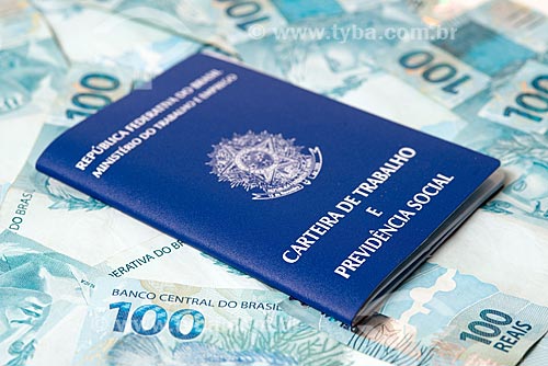  Detalhe de carteira de trabalho sobre notas de 100 reais  - Rio de Janeiro - Rio de Janeiro (RJ) - Brasil