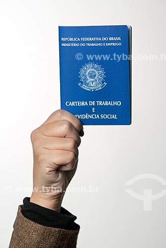  Mão segurando carteira de trabalho  - Rio de Janeiro - Rio de Janeiro (RJ) - Brasil