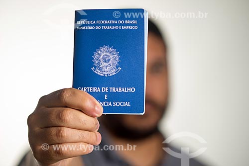  Detalhe de homem segurando carteira de trabalho  - Rio de Janeiro - Rio de Janeiro (RJ) - Brasil