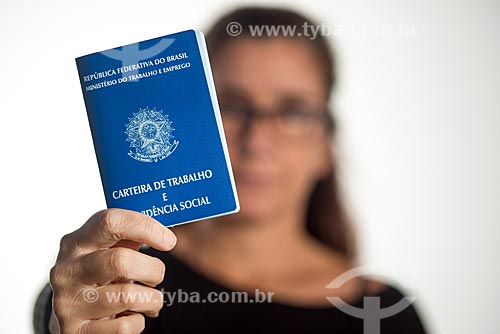  Detalhe de mulher segurando carteira de trabalho  - Rio de Janeiro - Rio de Janeiro (RJ) - Brasil