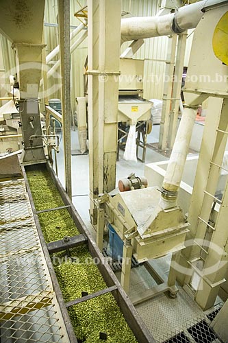  Detalhe do processo de polimento de ervilha em fábrica de indústria alimentícia  - Rio de Janeiro - Rio de Janeiro (RJ) - Brasil