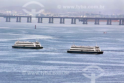  Catamarãs que fazem a travessia entre Rio de Janeiro e Niterói com a Ponte Rio-Niterói ao fundo  - Rio de Janeiro - Rio de Janeiro (RJ) - Brasil