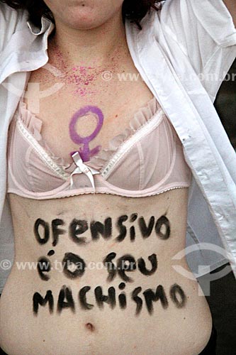  Manifestante com o corpo pintado com os dizeres: ofensivo é o seu machismo - durante a Marcha das Vadias  - Rio de Janeiro - Rio de Janeiro (RJ) - Brasil