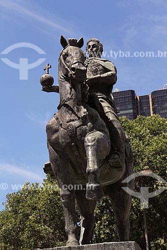  Estátua equestre de Dom João VI (1965) - rei do Reino Unido de Portugal, Brasil e Algarves - na Praça XV de Novembro com o Edifício Centro Candido Mendes ao fundo  - Rio de Janeiro - Rio de Janeiro (RJ) - Brasil