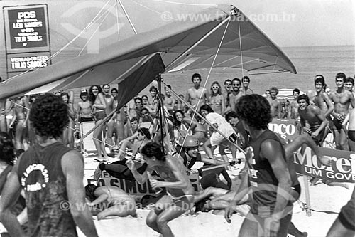  Acidente com asa-delta descendo no meio de uma partida de vôlei na Praia de São Conrado  - Rio de Janeiro - Rio de Janeiro (RJ) - Brasil
