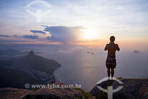 Jovem observando o amanhecer a partir da Pedra da Gávea  - Rio de Janeiro - Rio de Janeiro (RJ) - Brasil