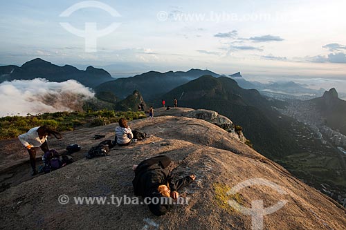  Pessoas observando o amanhecer a partir da Pedra da Gávea  - Rio de Janeiro - Rio de Janeiro (RJ) - Brasil