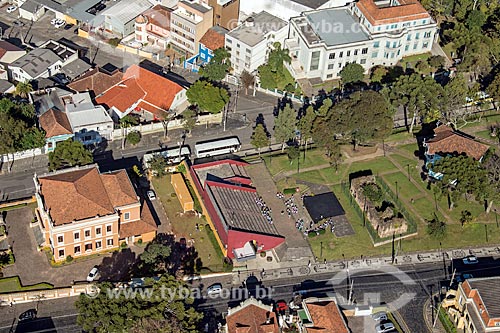  Foto aérea do Palácio Garibaldi (1904) - à esquerda - com a escadaria e ruínas de São Francisco na Praça João Cândido   - Curitiba - Paraná (PR) - Brasil