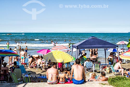  Banhistas na Meia Praia  - Itapema - Santa Catarina (SC) - Brasil