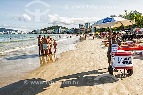  Banhistas e vendedor ambulante na orla da Praia Central  - Itapema - Santa Catarina (SC) - Brasil