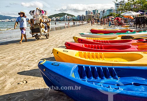  Vendedor ambulante na orla da Praia Central  - Itapema - Santa Catarina (SC) - Brasil