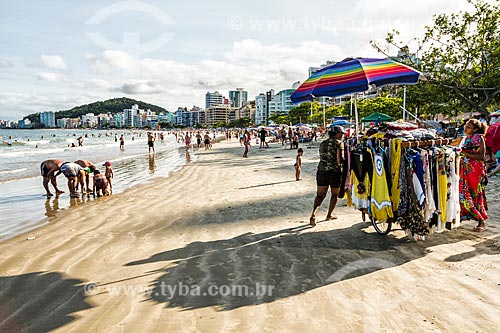  Banhistas e vendedor ambulante na orla da Praia Central  - Itapema - Santa Catarina (SC) - Brasil